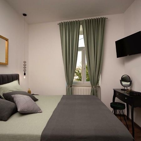 Apartment Altana With Free Parking PUY 외부 사진